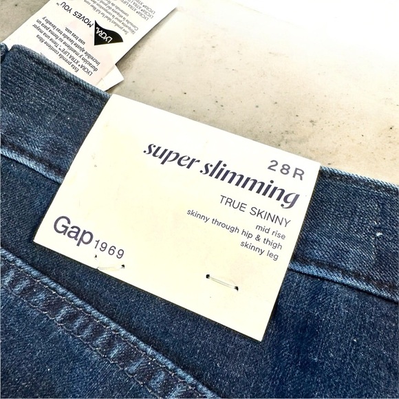 NWT GAP ‘Super Slimming Mid-Rise True Skinny Jeans’ in Dark Wash Blue Size 28R - Picture 11 of 16